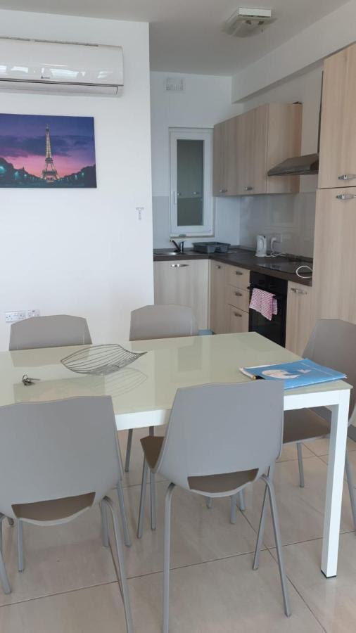 Flat 3 Blue Waves Apartment Сейнт Полс Бей Екстериор снимка